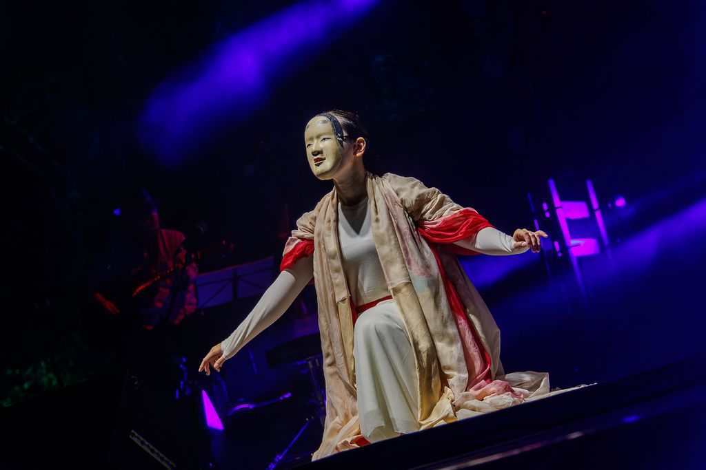 Penari butoh memeriahkan konser instrumentalis global, Kitaro, di sela Rainforest World Music Festival di Kuching, Sarawak, Malaysia, Jumat (28/6/2024).