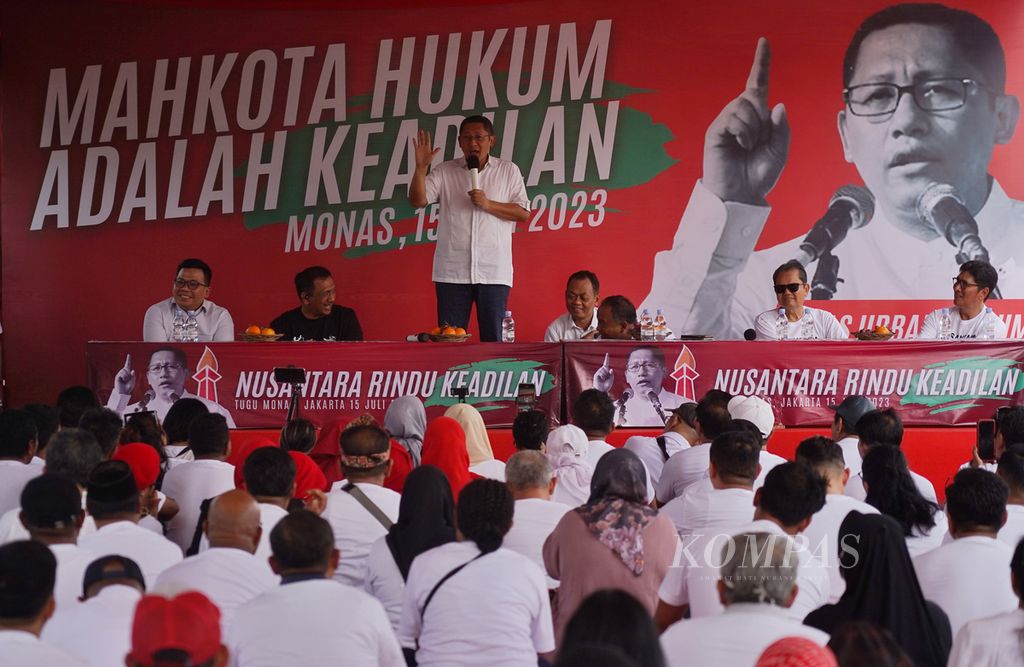 Ketua Umum Partai Kebangkitan Nusantara (PKN) Anas Urbaningrum (berdiri) saat menyampaikan pidatonya di Lapangan Silang Monumen Nasional, Jakarta, dalam rangkaian Musyawarah Luar Biasa PKN, Sabtu (15/7/2023). 