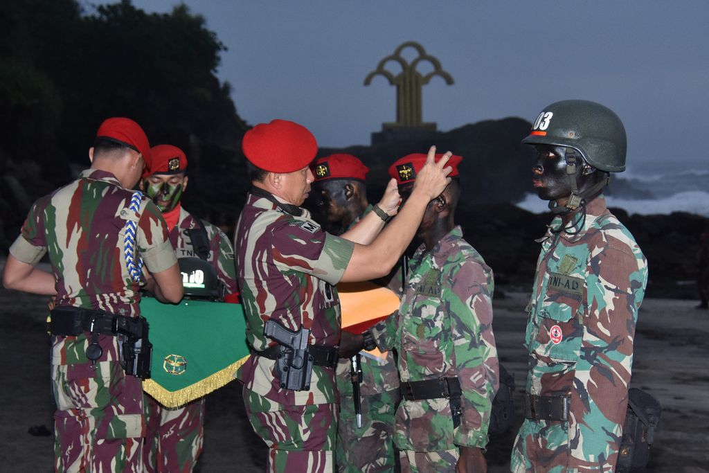 Komandan Jenderal Komando Pasukan Khusus (Kopassus) Mayor Jenderal (TNI) Deddy Suryadi menyematkan brevet kepada prajurit yang lulus Pendidikan Komando 107 Tahun Anggaran (TA) 2023 di Pantai Permisan, Cilacap, Jawa Tengah, Senin (7/8/2023).