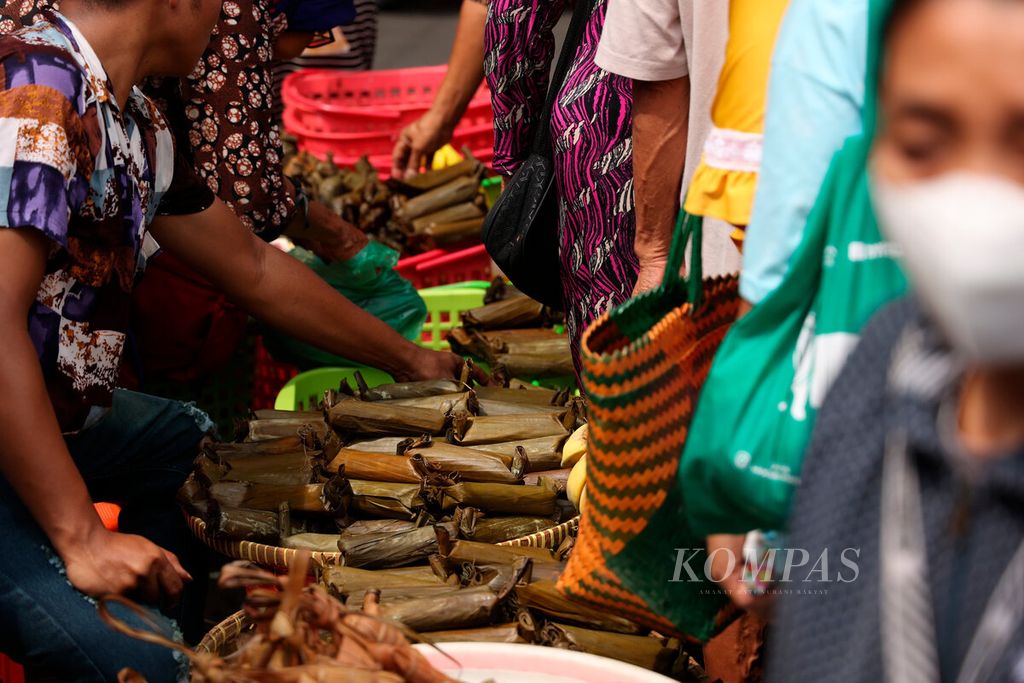 Pedagang lontong dan ketupat sebagai pelengkap menu opor ayam untuk merayakan Idul Fitri di Pasar Peterongan, Kota Semarang, Jawa Tengah, Jumat (21/4/2023). 