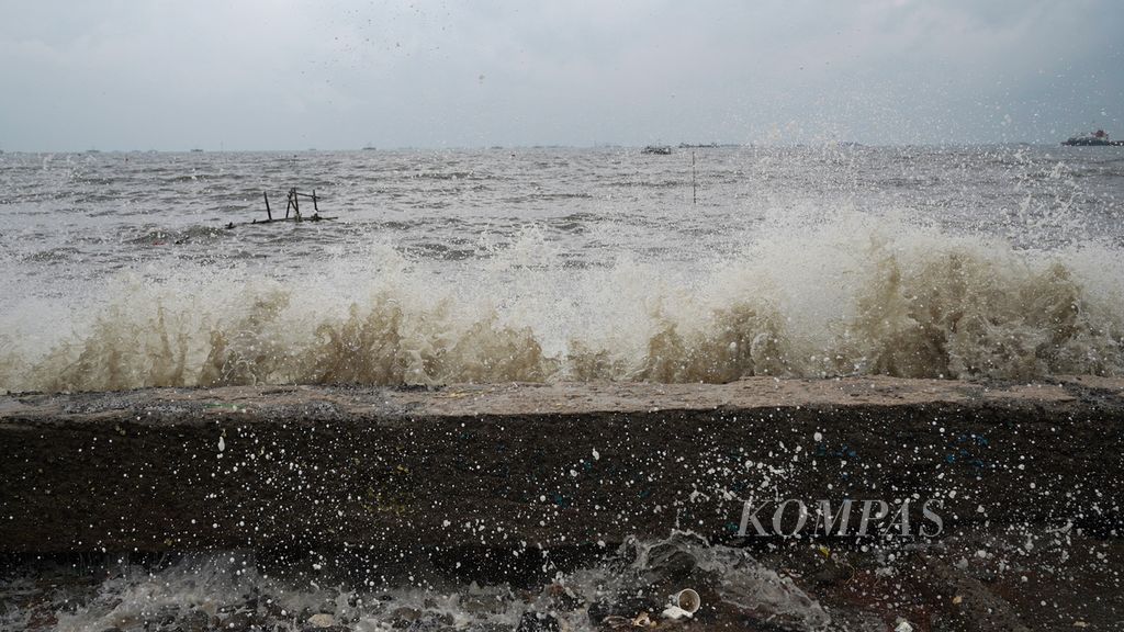 Debur ombak menghantam tanggul pengaman laut di Pantai Marunda, Cilincing, Jakarta Utara, Senin (26/12/2022). 
