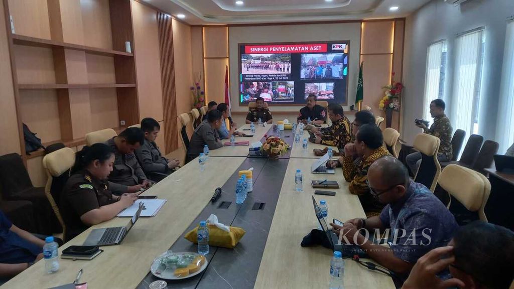 Direktorat Koordinasi dan Supervisi bersama dengan satuan tugas penindakan Komisi Pemberantasan Korupsi mengunjungi kantor Kejaksaan Negeri Sorong, Papua Barat Daya, Kamis (4/7/2024).