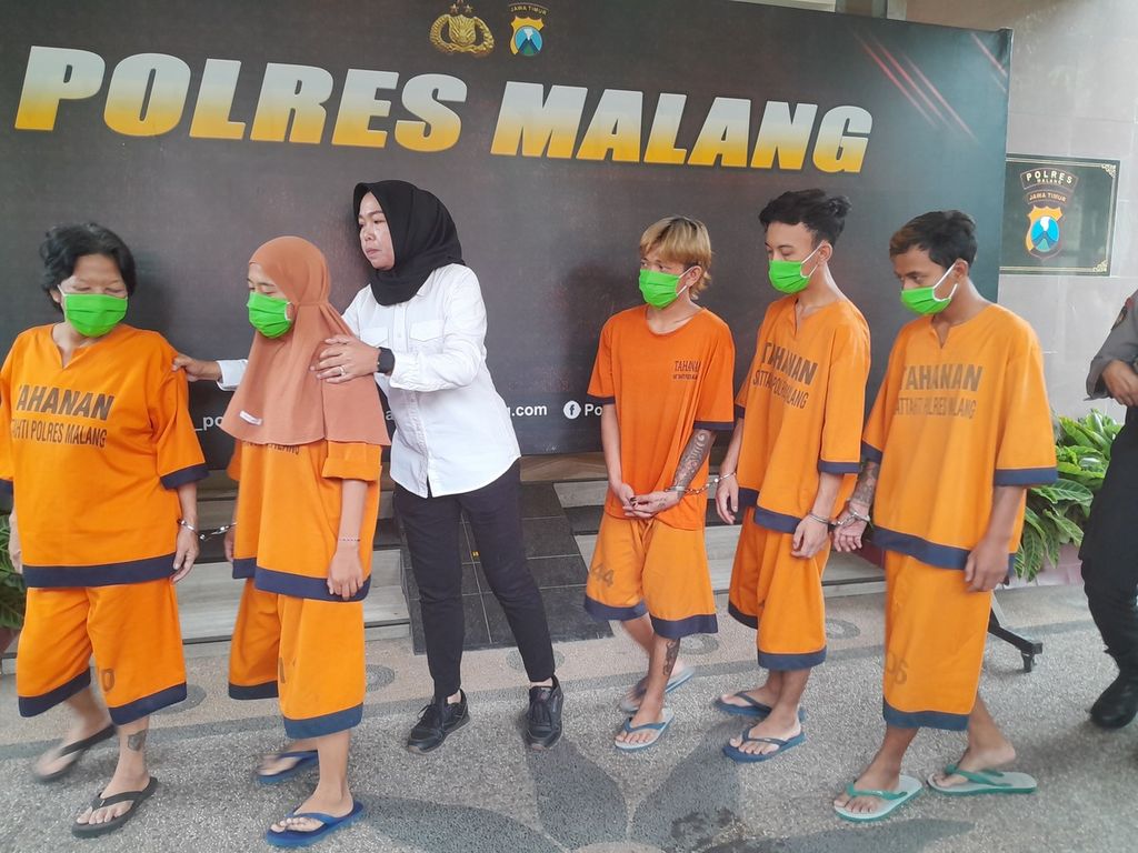Para tersangka kasus tindak pidana perdagangan orang yang ditunjukkan ke publik dalam rilis di Polres Malang, Jawa Timur, Kamis (15/6/2023).