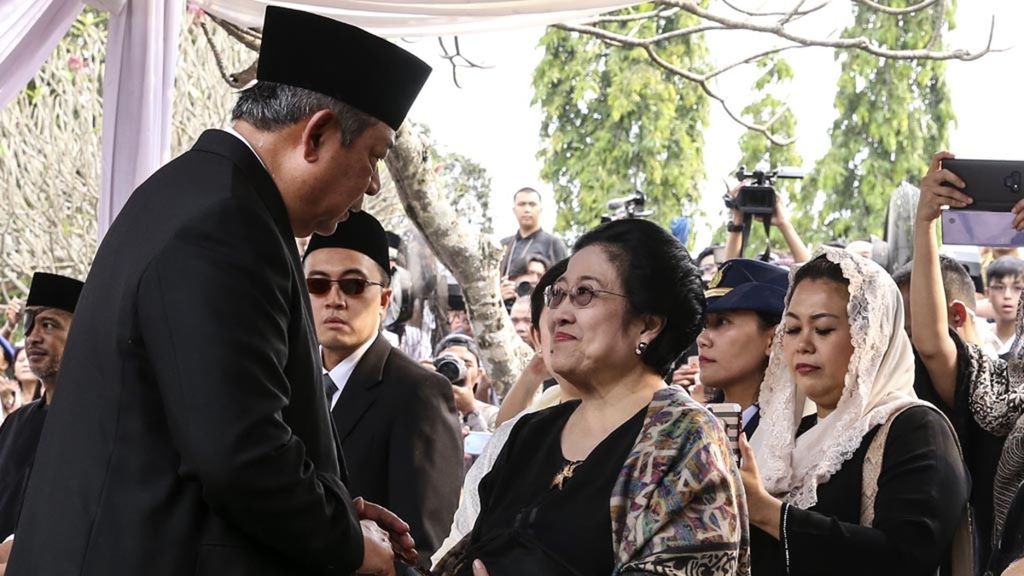 Presiden ke-6 RI Susilo Bambang Yudhoyono (kiri) berbincang dengan Presiden ke-5 RI Megawati Soekarnoputri (kanan) saat menghadiri pemakaman ibu negara Ani Yudhoyono di Taman Makam Pahlawan Nasional Utama (TMP) Kalibata, Jakarta, Minggu (2/6/2019). 