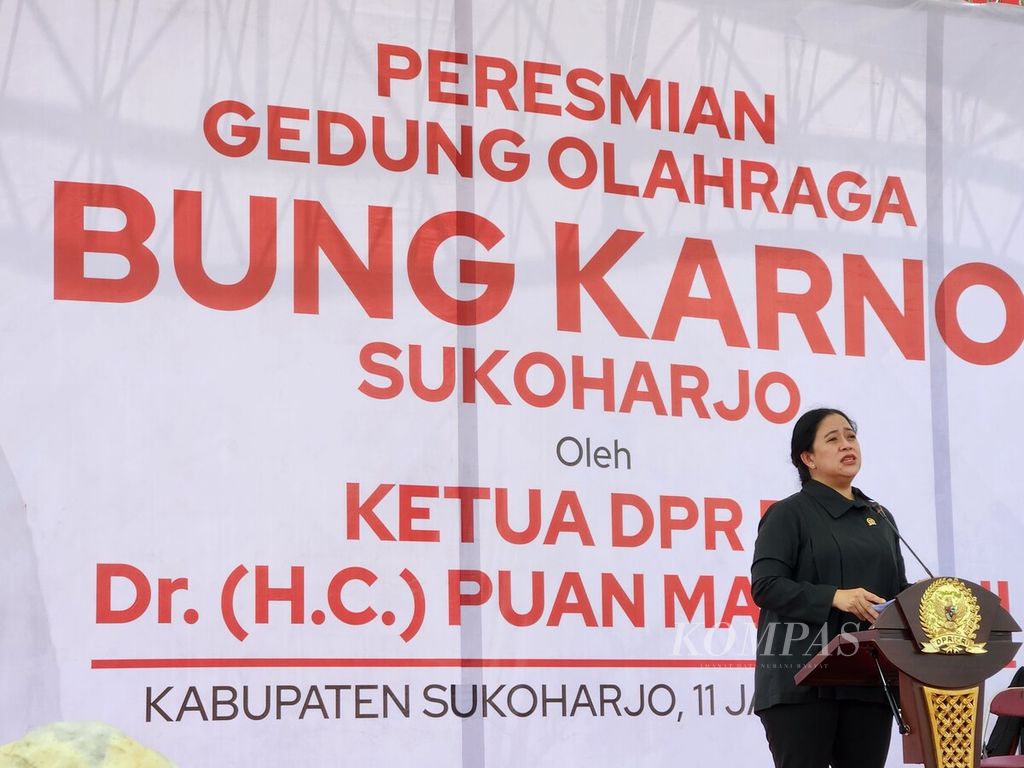 Ketua DPP PDI Perjuangan Puan Maharani berfoto memberikan sambutan dalam peresmian GOR Bung Karno, di Kabupaten Sukoharjo, Jawa Tengah, Kamis (11/1/2024). Dalam kesempatan itu, ia hadir dalam kapasitasnya sebagai Ketua DPR RI.