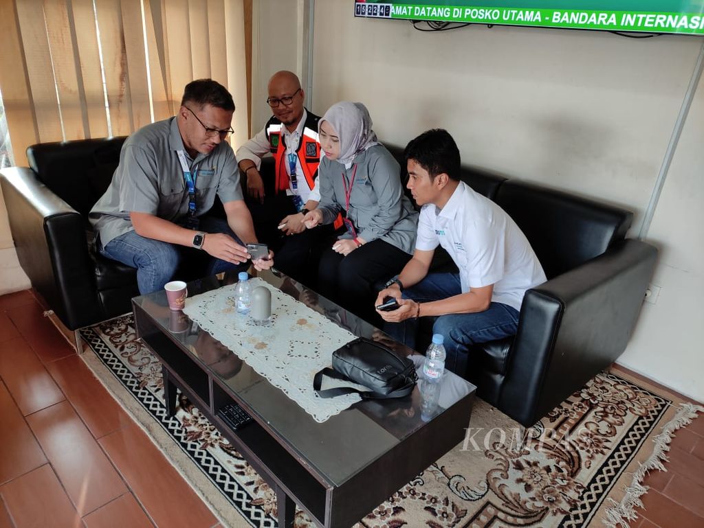 Senior Manager of Airport Operation Control Center Adi Hermawan (kiri) membahas arus penumpang dengan rekan-rekannya di Posko Terpadu Angkutan Natal dan Tahun Baru Bandara Soekarno-Hatta, Tangerang, Banten, Senin (18/12/2023).