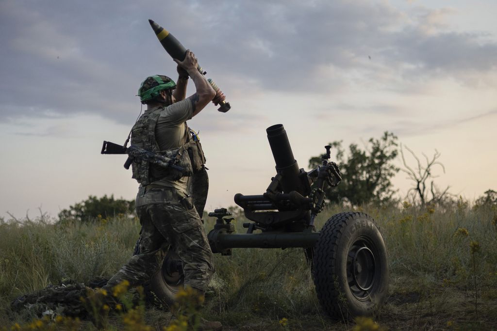 Tentara Ukraina bersiap memasang amunisi untuk diarahkan ke sasaran tentara Rusia, di dekat Bakhmut, Donetsk, Ukraina, 2 Juli 2023. 