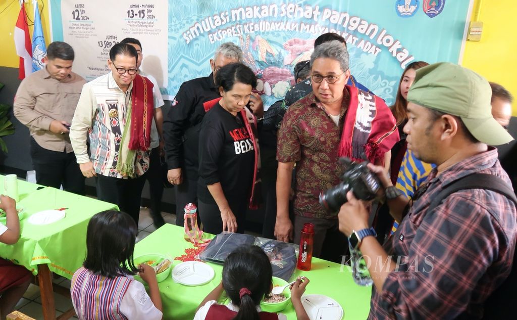  Suasana acara Makan Sehat Pangan Lokal di Sekolah di SD Negeri Hombol Desa Lendola, Alor, Nusa Tenggara Timur, sebagai bagian dari kegiatan Sekolah Lapang Kearifan Lokal oleh Kemendikbudristek, Jumat (13/9/2024). 