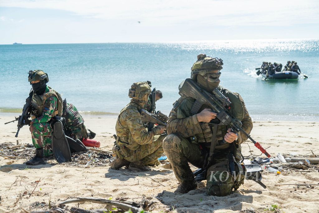 Prajurit TNI Angkatan Laut dan Royal Australian Army melakukan simulasi serangan amfibi di Pantai Todak, Pulau Singkep, Kabupaten Lingga, Kepulauan Riau, Minggu (20/11/2022). 