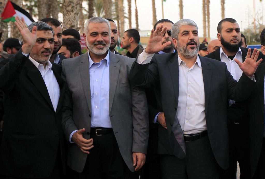 Ismail Haniyeh (kedua dari kiri), saat menjabat Perdana Menteri di Jalur Gaza, bersama Pemimpin Hamas di pengasingan, Khaled Meshaal (kedua dari kanan), dan pemimpin Hamas lainnya, Izzat al-Rishq (kiri), di Rafah, perbatasan Gaza-Mesir, 10 Desember 2012.