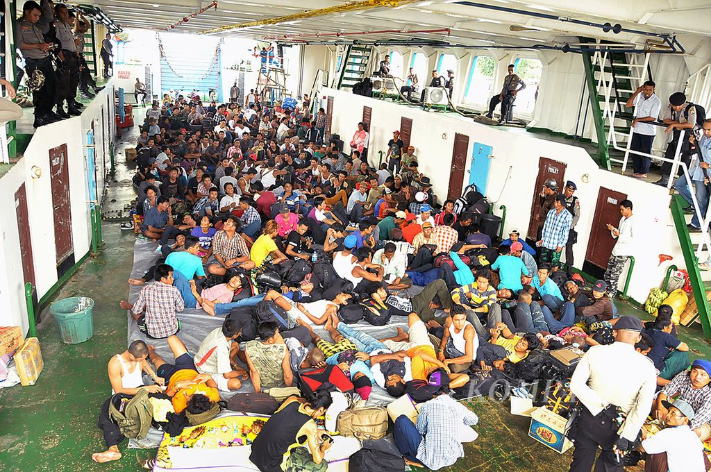 Sejumlah 242 anak buah kapal (ABK) asal Myanmar dan Kamboja di PT Pusaka Benjina Resources, Kabupaten Kepulauan Aru, Maluku, diangkut dengan kapal feri ke Tual, Maluku, untuk proses pemulangan ke negara asal, Selasa (19/5/2015). 