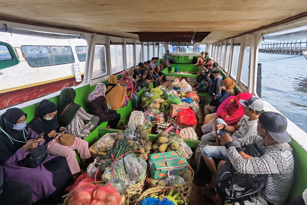 Kapal penyeberangan umum yang penuh muatan penumpang dan barang berangkat menuju Gili Trawangan dari Pelabuhan Bangsal, Kecamatan Pemenang, Kabupaten Lombok Utara, Nusa Tenggara Barat, Selasa (11/10/2022). 
