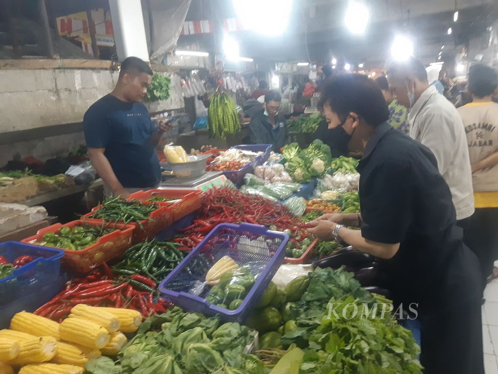 A resident is seen buying chilli peppers at Pasar Kosambi, Bandung City, West Java, on Tuesday (12/12/2023). On average, the price of three types of chilli at Pasar Kosambi reaches Rp 120,000 per kilogram.