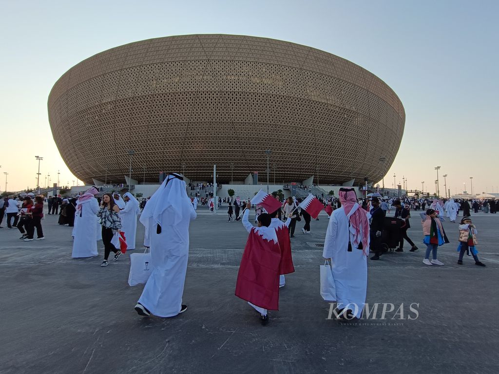 Penonton bersiap masuk ke Stadion Lusail, Doha, Qatar, untuk menonton upacara pembukaan Piala Asia 2023, Jumat (12/1/2024). 