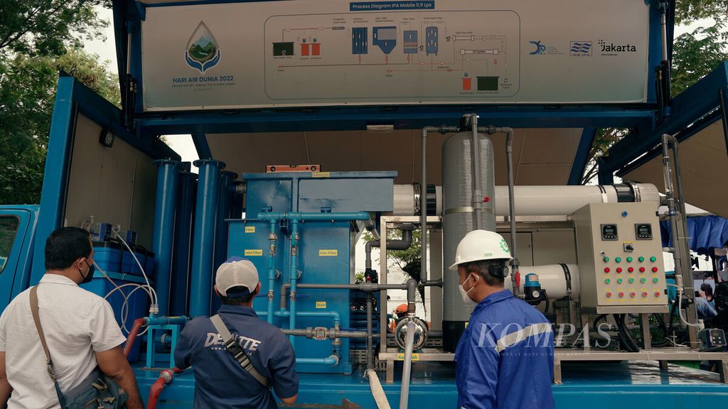 Petugas mengecek proses instalasi air di mobil pengolahan air PAM Jaya dalam peringatan Hari Air Sedunia 2022 di Waduk Cincin, Kelurahan Papanggo, Tanjung Priok, Jakarta Utara, Selasa (22/3/2022). 