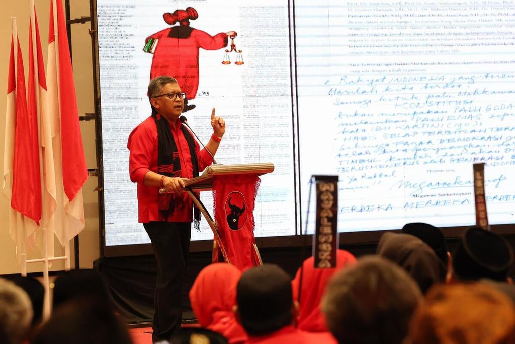 Sekjen PDI-P Hasto Kristiyanto saat menghadiri rapat koordinasi yang digelar Dewan Pengurus Cabang Majalengka, Jawa Barat, Sabtu (27/4/2024).