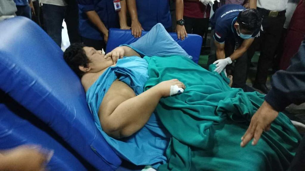 Pasien obesitas, Muhammad Fajri (26), saat dipindahkan dari Rumah Sakit Umum Daerah Kota Tangerang ke Rumah Sakit Cipto Mangunkusumo (RSCM), Jakarta Pusat, dengan menggunakan truk,  Jumat (9/6/2023).