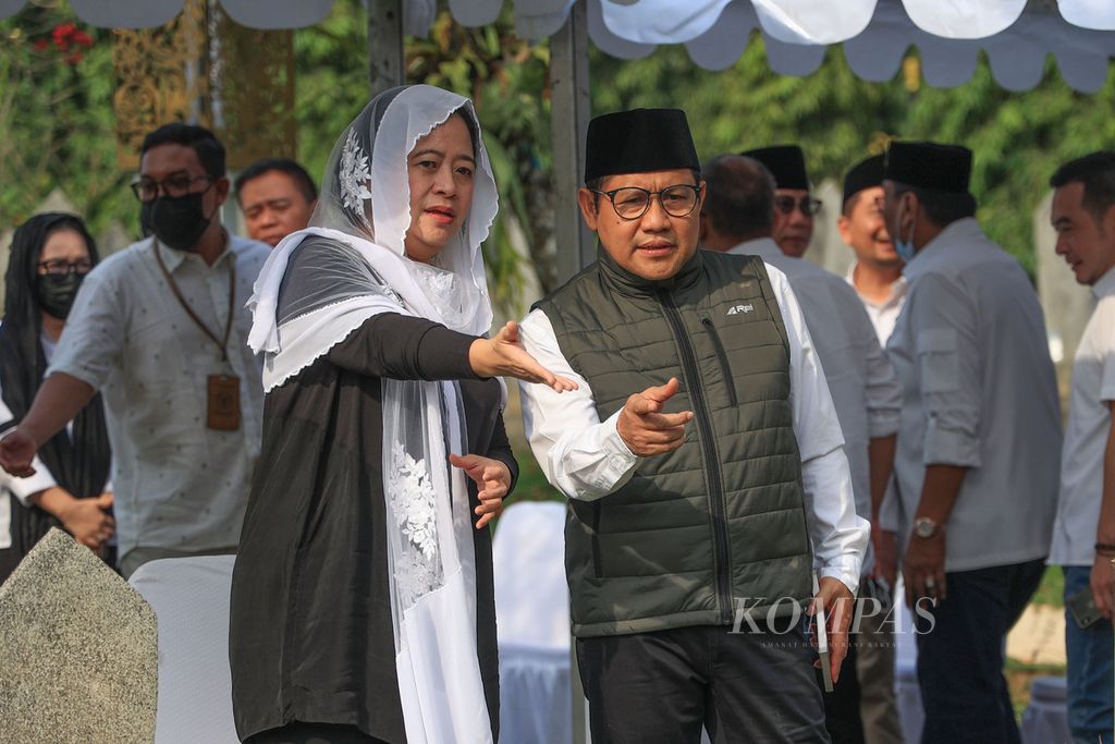 Chairperson of the Indonesian Democratic Party of Struggle (PDIP) DPP Puan Maharani (left) together with the Chairperson of the National Awakening Party (PKB) Muhaimin Iskandar made a joint pilgrimage to the grave of the late MPR Chair Taufiq Kiemas, Puan Maharani's father, at the Kalibata Heroes Cemetery, Jakarta, on Sunday ( 25/9/2022).