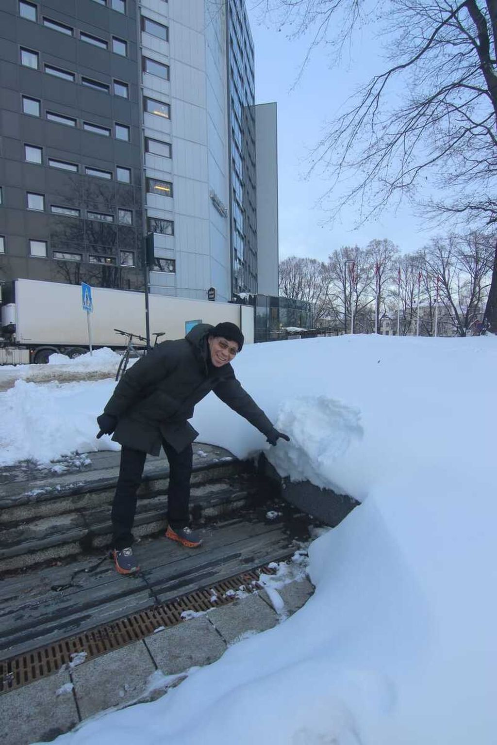 Royke Lumowa menunjukkan ketebalan salju di kota Oslo, Norwegia.