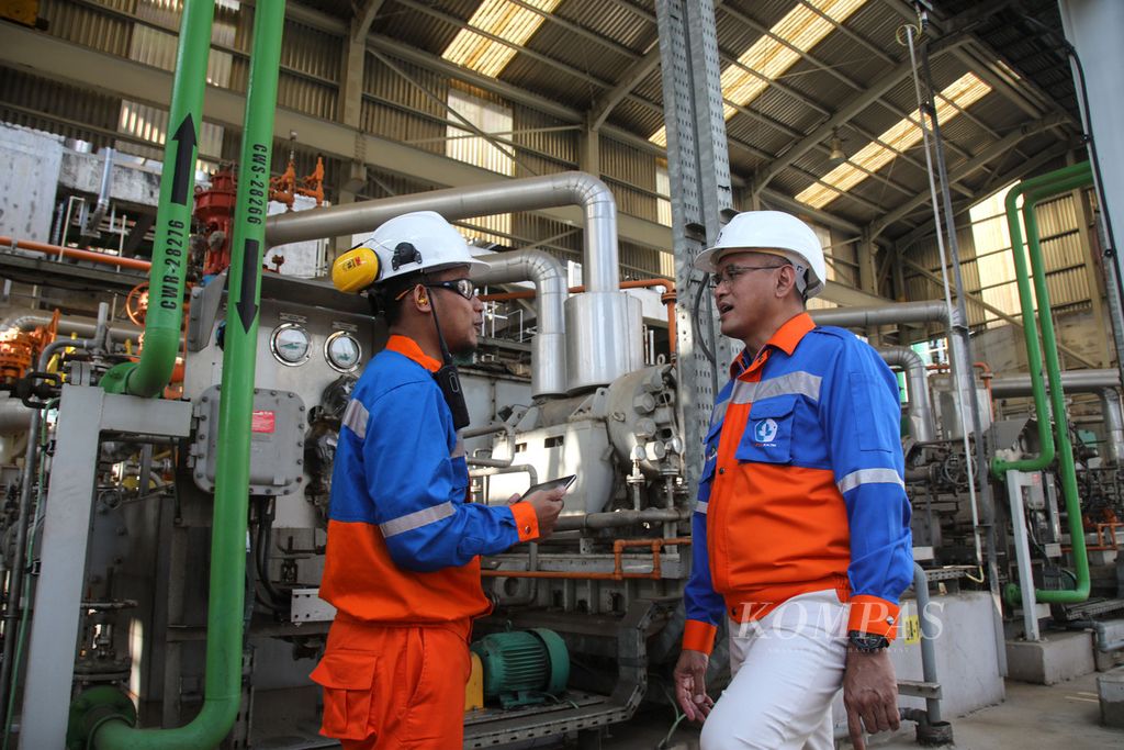 Rahmad Pribadi (kanan) yang kini menjabat Direktur Utama PT Pupuk Indonesia berbincang dengan pekerja di pabrik PKT di Bontang, Kalimantan Timur, Minggu (23/7/2023).  