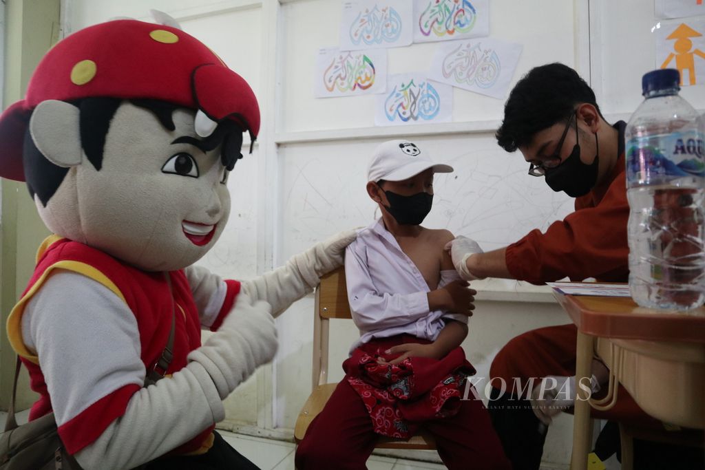 Kostum boneka "Boboiboy" menghibur anak-anak yang menjalani vaksinasi Covid-19 di SDIT Al-Falah, Kota Cirebon, Jawa Barat, Rabu (19/1/2022). Kehadiran kostum tersebut untuk menghilangkan rasa takut anak disuntik vaksin.