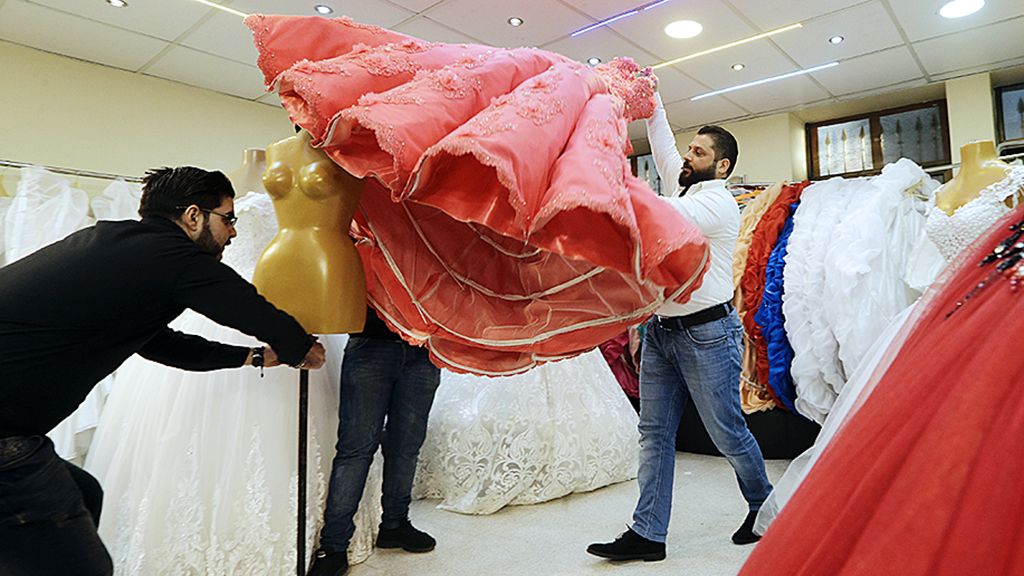 Penata  pakaian tengah menyiapkan gaun pengantin, Senin (8/1), di sebuah toko di Damaskus. Konflik menyebabkan perempuan Suriah kesulitan menikah karena tidak memiliki pasangan.