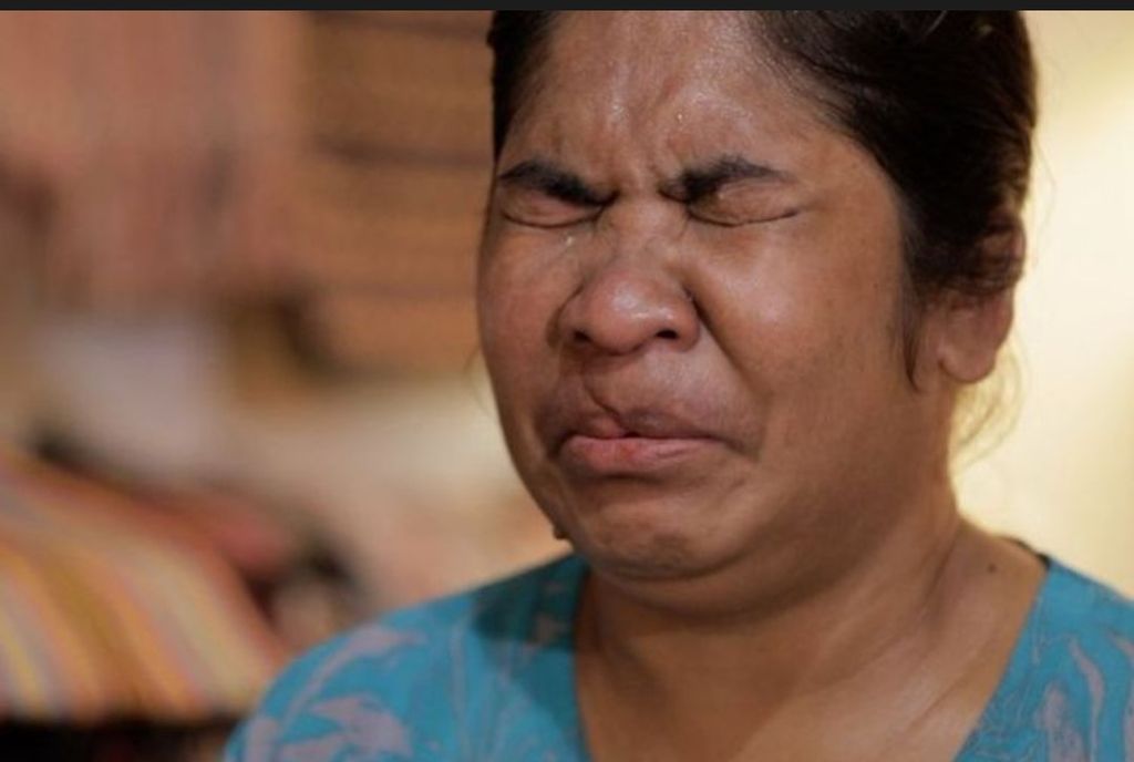 Mariance Kabu saat memberi kesaksian di kantor Gereja Kristen Masehi Injili di Timor, Februari 2022. Kasus penganiayaan oleh majikannya itu dialami pada 2014, tetapi masih membuat Kabu trauma berat. Ia menyebut tempatnya bekerja di rumah majikan di Malaysia sebagai neraka.