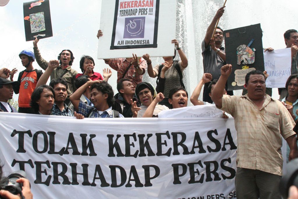 Puluhan wartawan di Kota Medan, Sumatera Utara, berunjuk rasa memperingati Hari Pers Internasional, Rabu (3/5/2006). Dalam aksi itu mereka antara lain menuntut dihentikannya kekerasan terhadap dunia pers dan jaminan keamanan terhadap wartawan dalam melakukan pekerjaannya.