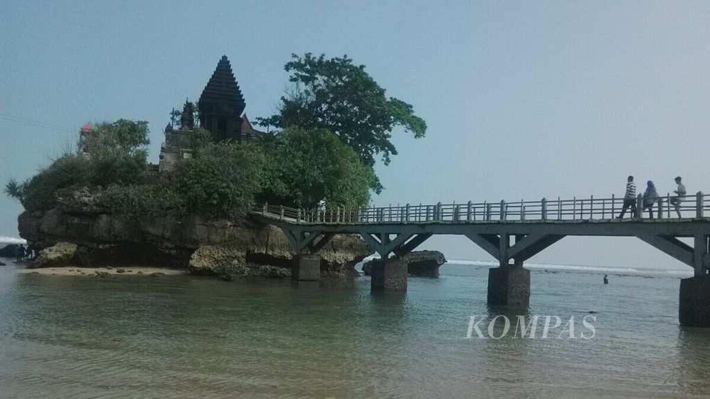 Wisatawan menikmati suasana Pantai Balekambang di Kecamatan Bantur, Kabupaten Malang, Jawa Timur, beberapa waktu lalu.