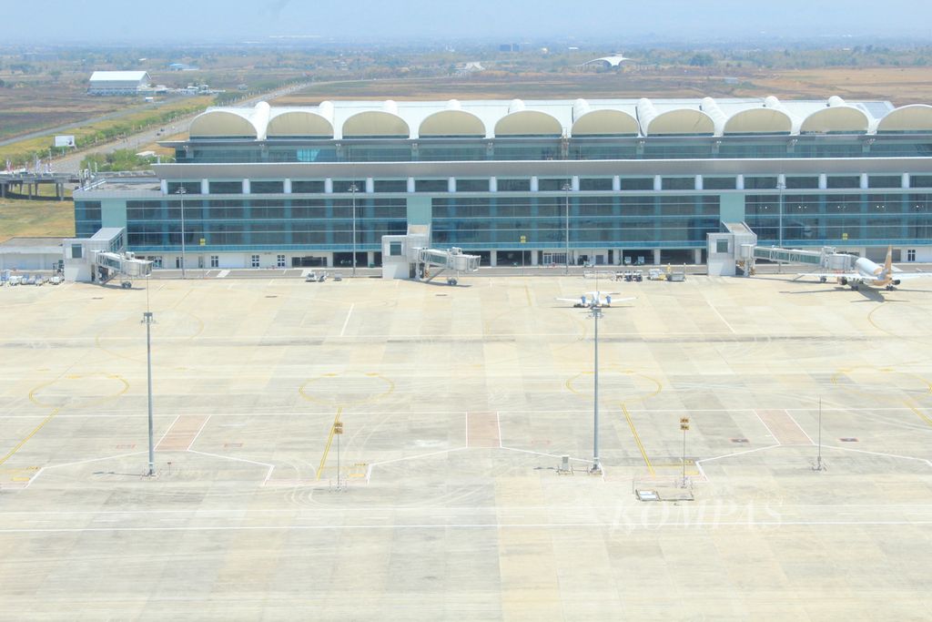 Sejumlah pesawat terparkir di apron Bandara Internasional Jawa Barat Kertajati di Kabupaten Majalengka, Minggu (29/10/2023). Setelah sempat sepi, Bandara Kertajati kini beroperasi penuh. 