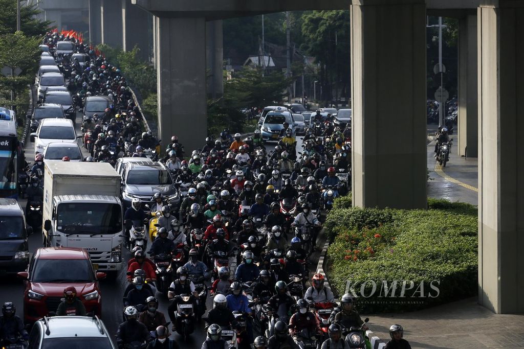 Pengendara bermotor menyerobot trotoar untuk menghindari kemacetan lalu lintas di Jalan MT Haryono, Jakarta, saat jam masuk kerja, Kamis (4/5/2023). Pelanggaran tersebut selain menyebabkan trotoar cepat rusak juga membahayakan keselamatan pejalan kaki.