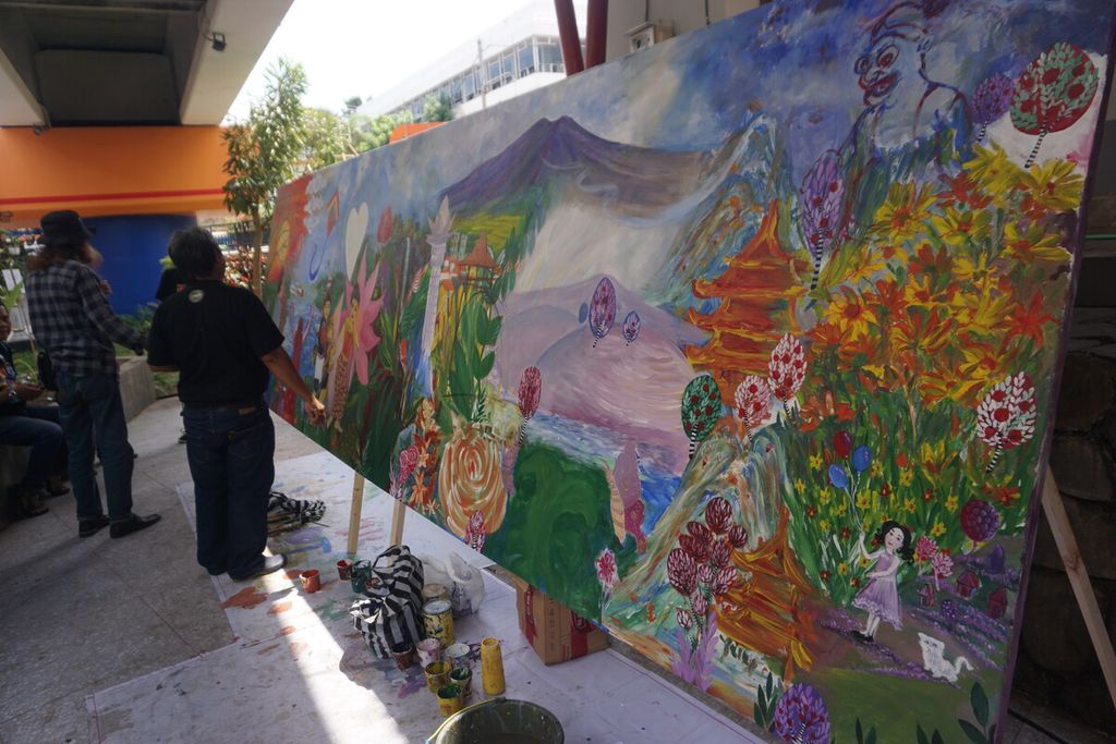 Para seniman melukis bersama dalam pameran lukisan Dunia Kita, Kanvas Kita di Taman Edukasi Sumber Daya Air di kolong Jembatan Jalan Bung Karno, Purwokerto, Banyumas, Jawa Tengah, Minggu (1/10/2023).
