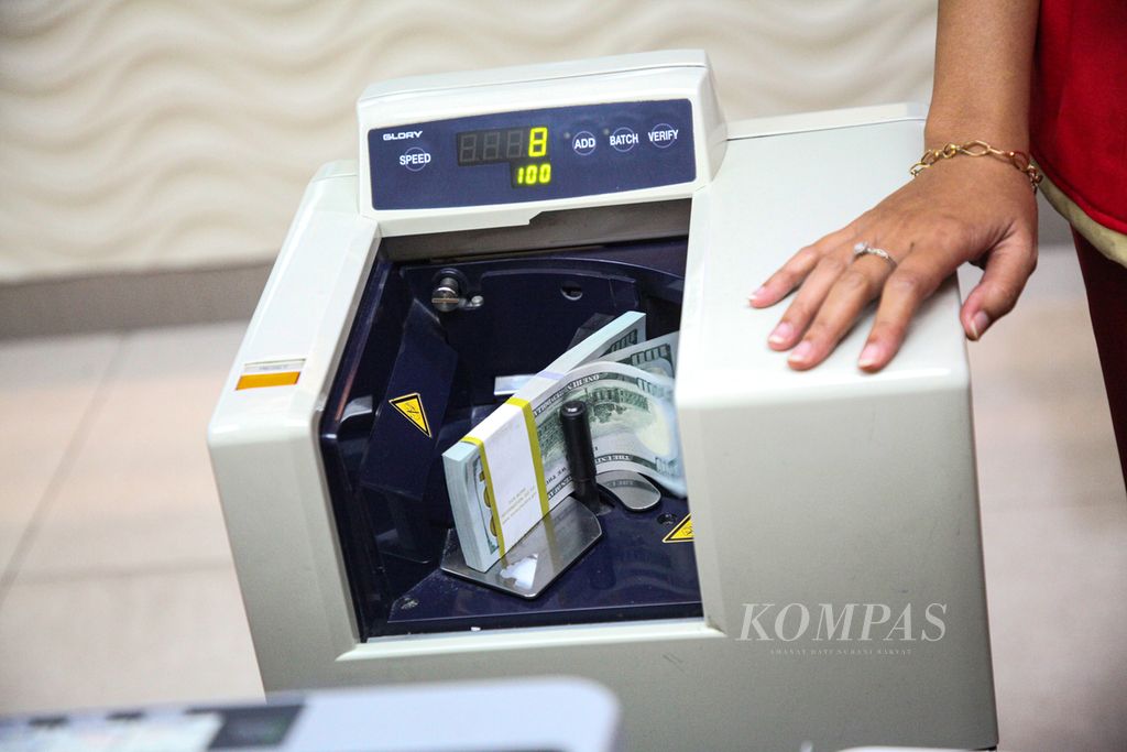 Petugas menghitung uang dollar AS yang dibeli nasabah di tempat penukaran valuta asing, PT Agung Masayu, di Jakarta, Selasa (24/10/2023). 