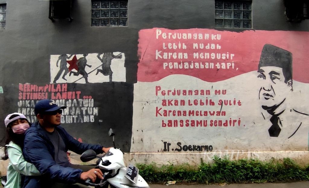 Penggalan pidato Bung Karno mewarnai mural di Cipayung, Tangerang Selatan, Banten, Kamis (26/5/2022). Sosok proklamator ini masih dikenang dan dicintai oleh rakyat. Hal itu dapat dilihat dari banyaknya mural-mural Soekarno yang mudah kita jumpai di berbagai media dan tempat. 