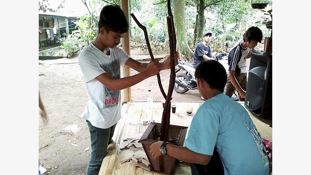 Pegiat Komunitas Peduli Katulampa atau Kompak sedang mengerjakan kerajinan tangan berbahan limbah rumah tangga. Ada sekitar 15 anak muda di Kampung Katulampa, Kecamatan Bogor Timur, Kota Bogor, dalam komunitas itu. Mereka menjaga kebersihan lingkungan.
