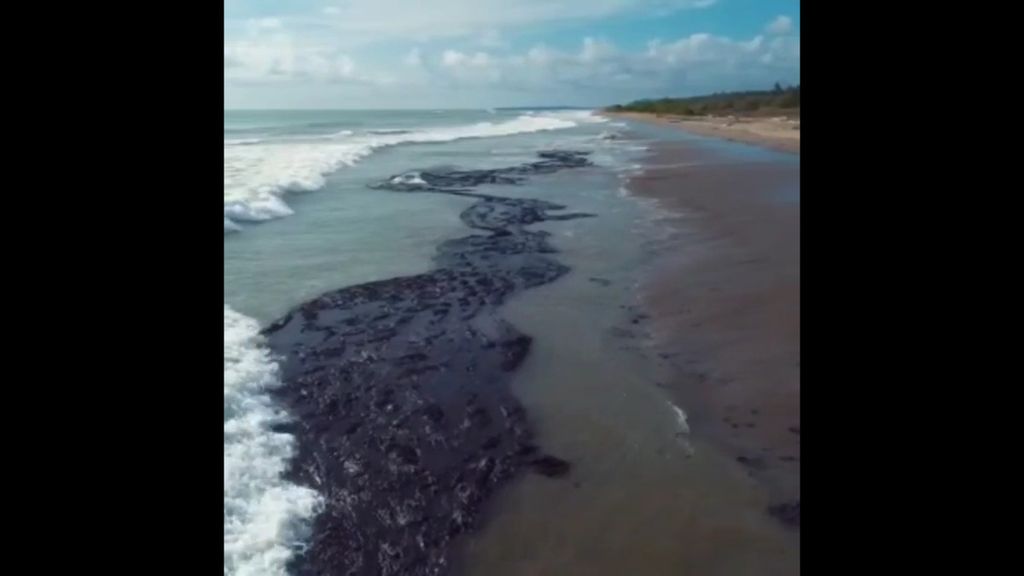 Hamparan aspal tampak mencemari pantai di Kabupaten Nias Utara, Sumatera Utara, Rabu (1/3/2023). Sudah tiga pekan kapal tanker yang kandas menumpahkan muatan 1.900 ton aspal di Nias Utara sehingga merusak ekosistem laut.