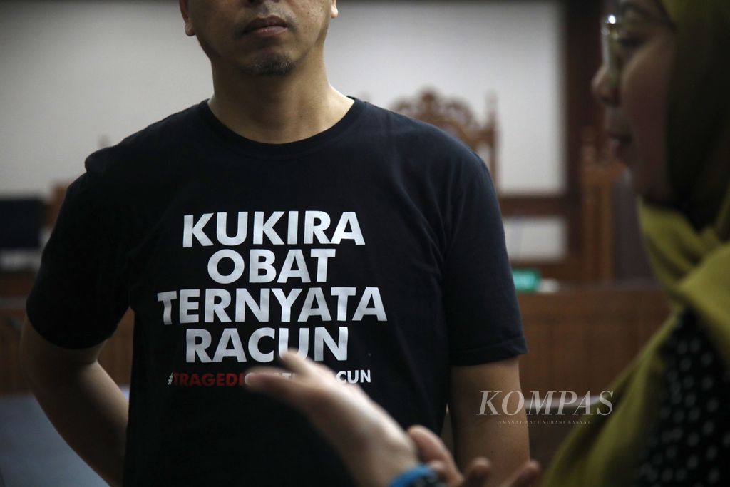 Orangtua korban dan aktivis dalam kasus gangguan ginjal akut pada anak hadir berbincang seusai mengikuti sidang gugatan <i>class action</i> di Pengadilan Negeri Jakarta Pusat,  Selasa (18/7/2023). 