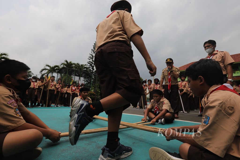 Siswa SDN 07 Ujung Menteng, Jakarta Timur, bermain lompat tongkat saat mengikuti sesi ekstrakurikuler Pramuka di halaman sekolah mereka, Rabu (4/1/2023). 