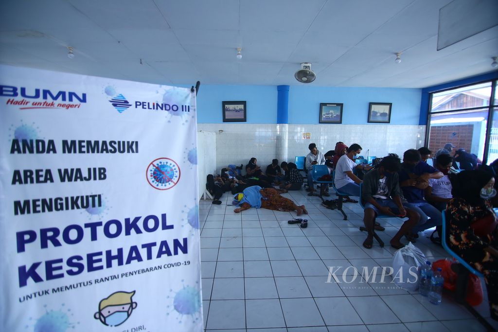 Instructions related to the implementation of health protocols are placed in the waiting room for passengers at the pioneering crossing terminal in Tanjung Wangi, Banyuwangi, on Saturday (24/4/2021). Some residents choose to go on their homecoming journey early due to concerns over stricter regulations ahead of Eid al-Fitr.