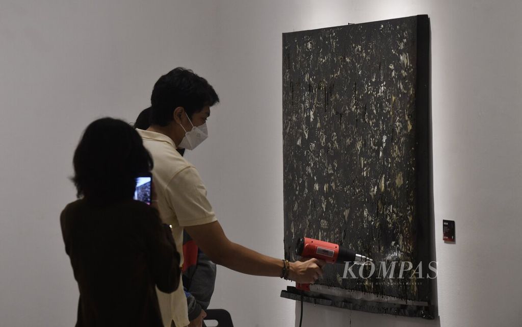 Pengunjung berinteraksi dengan salah satu karya dalam pameran seni rupa ”New Hope” di Galeri Nasional Indonesia, Jakarta, Senin (6/2/2023).