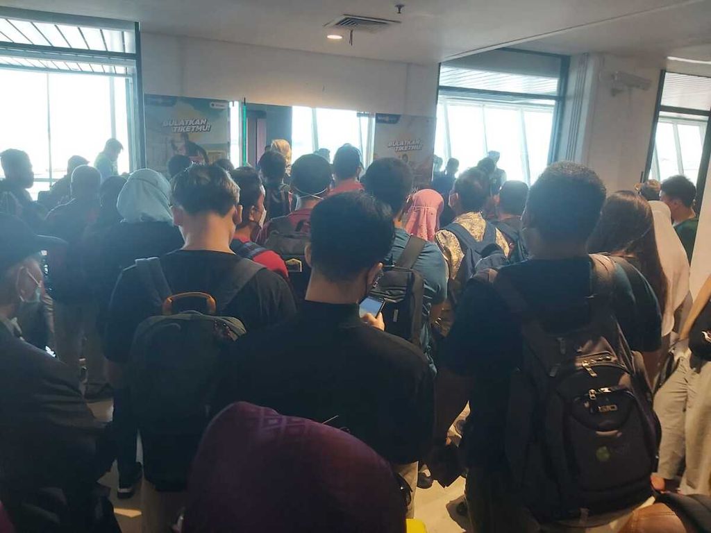 Ratusan penumpang pesawat di Bandara Juanda Surabaya menumpuk di ruang tunggu setelah pesawatnya batal terbang karena fasilitas landas pacu bermasalah, Minggu (22/5/2022)