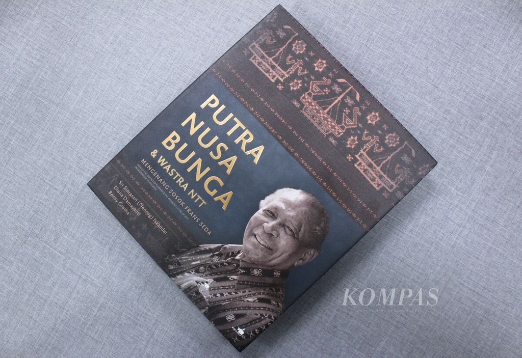 Buku <i>Putra Nusa Bunga & Wastra NTT, Mengenang Sosok Frans Seda</i>, Jakarta, Selasa (5/7/2022). 