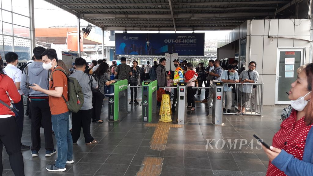Sejumlah penumpang memadati peron Stasiun Sudimara akibat gangguan perjalanan KRL Commuterline, Selasa (25/7/2023). 