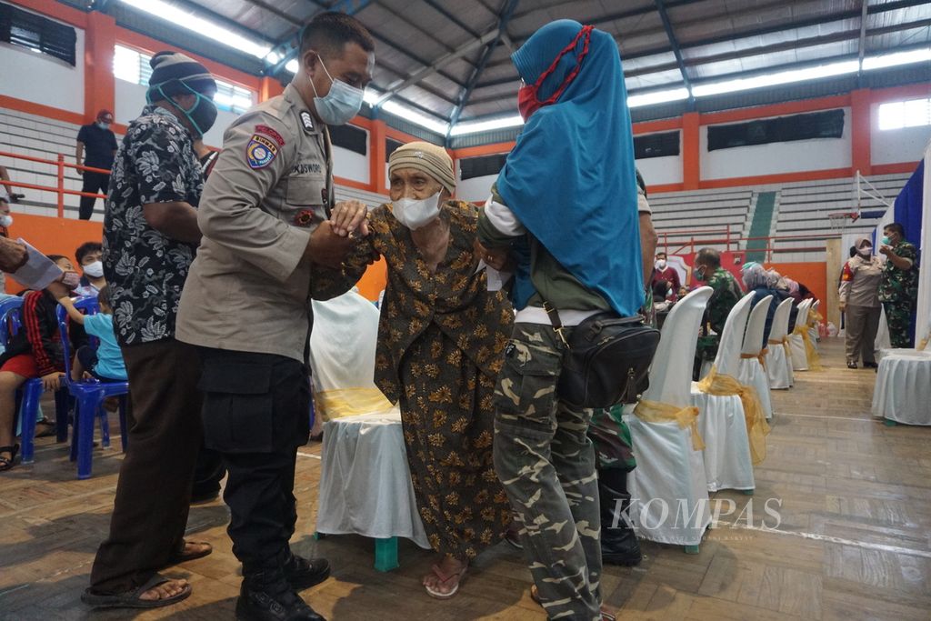 Sebanyak 650 orang lansia dan anak-anak mengikuti vaksinasi di GOR Satria, Purwokerto, Banyumas, Jawa Tengah, Selasa (8/2/2022).