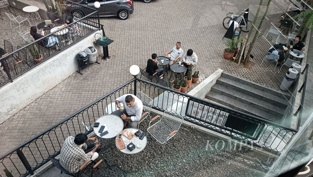 Pengunjung yang rata-rata anak muda memadati sebuah kedai kopi saat sore hari di kawasan Alam Sutera, Tangerang Selatan, Banten, Senin (22/1/2024).