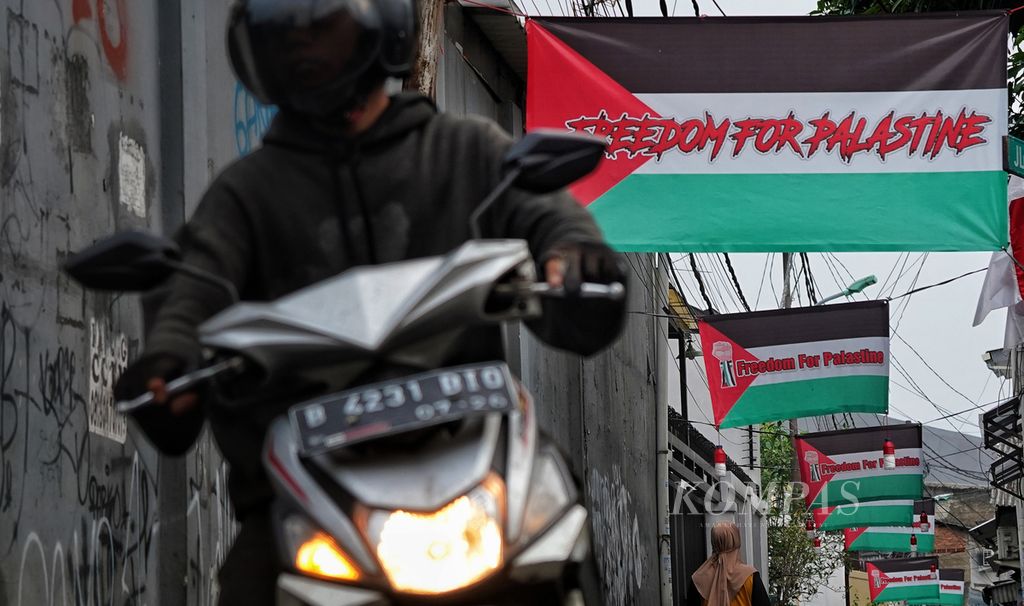 Dekorasi bermotif bendera Palestina yang menghias Jalan Palmerah Barat II C, Jakarta, Sabtu (11/11/2023). Selain aksi demonstrasi solidaritas terhadap Palestina, warga juga menuangkan ekspresi simpati dengan membuat dekorasi di kampungnya. 
