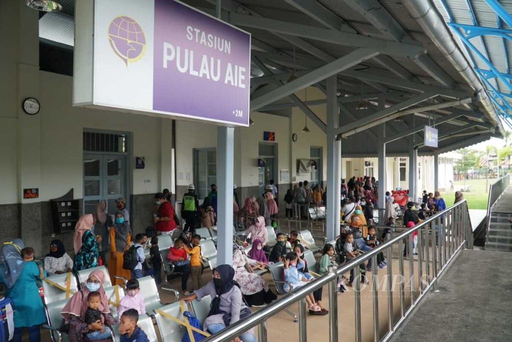 Suasana Stasiun Pulau Air saat kereta bandara Minangkabau Ekspres menurunkan penumpang, Kelurahan Pasa Gadang, Kecamatan Padang Selatan, Padang, Sumatera Barat, Kamis (11/2/2021). Stasiun Pulau Air kembali beroperasi setelah 44 tahun mati.