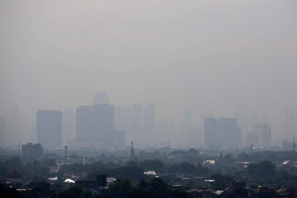 Pemandangan gedung-gedung bertingkat yang diselimuti kabut polusi udara di kawasan Jakarta, Jumat (5/7/2024). Menurut data AirVisual, situs penyedia peta polusi daring harian kota-kota besar di dunia, pada Jumat itu pukul 10.00, nilai Indeks Kualitas Udara (AQI) kota Jakarta adalah 135 atau tidak sehat bagi kelompok sensitif.