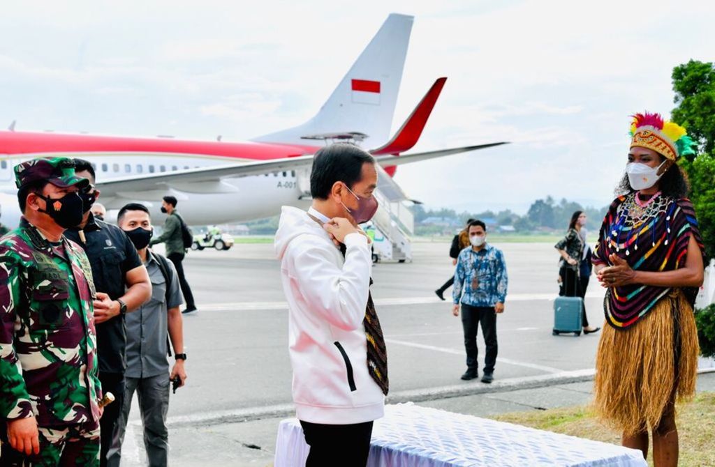 Presiden Joko Widodo tiba di Bandara Sentani, Jayapura, Jumat (1/10/2021) sore. Presiden disambut dengan kalungan noken serta tarian selamat datang khas Sentani dengan iringan tetabuhan tifa.
