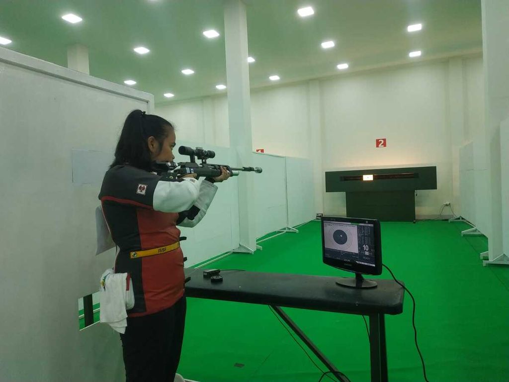 Petembak nomor <i>running</i><i>target</i> 10 meter, Rica Nensi (28), saat berlatih menjelang Asian Rifle/Pistol Cup 2023 di Lapangan Tembak Senayan, Jakarta Pusat, Rabu (1/3/2023).